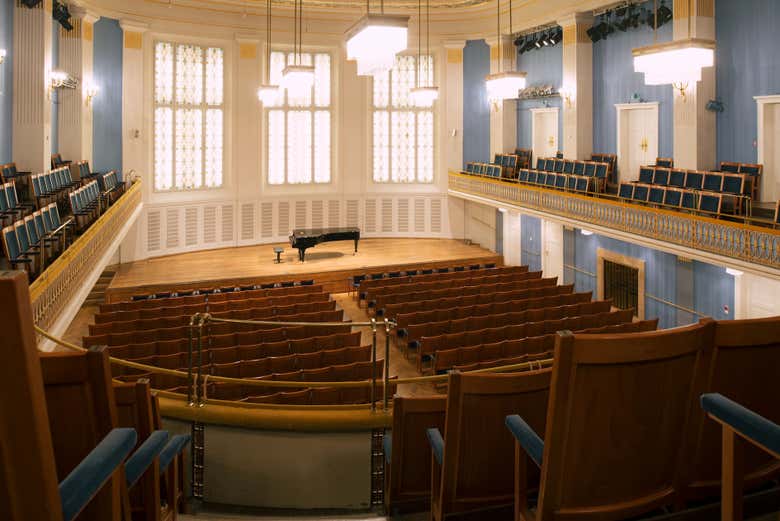 Listen to music in the Mozart Hall